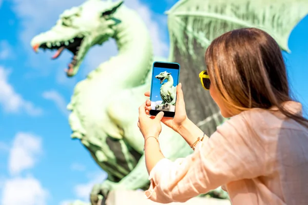リュブリャナ市竜の像を持つ女性 — ストック写真