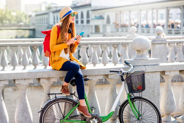 Woman traveling with bicycle in Ljubljana city — 图库照片