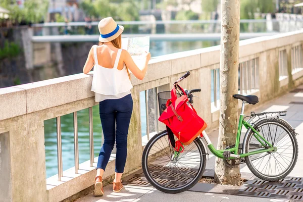 Donna che viaggia in bicicletta nella città di Lubiana — Foto Stock