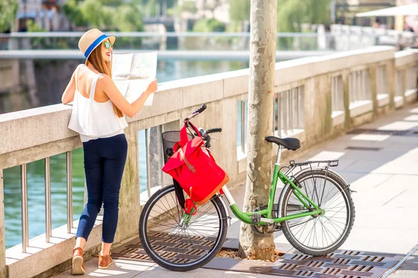 Donna che viaggia in bicicletta nella città di Lubiana — Foto Stock