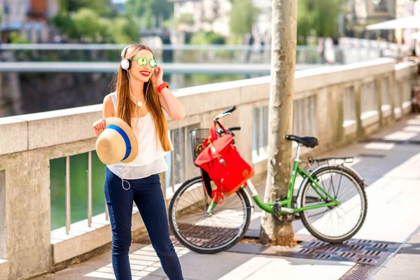 Frau hört Musik in der Stadt Ljubljana — Stockfoto