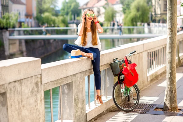 Woman traveling with bicycle in Ljubljana city — 图库照片