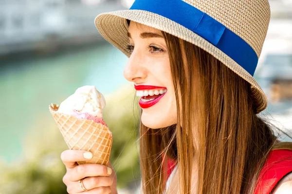Женщина наслаждается мороженым в Любляне — стоковое фото