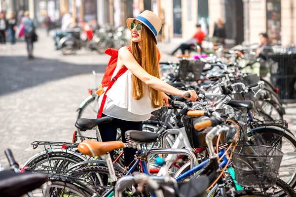 Mujer con bicicleta en la ciudad — Foto de Stock
