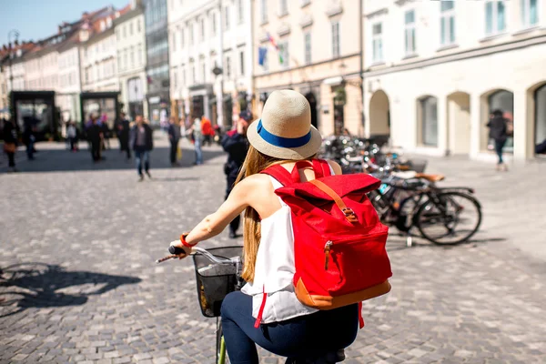 Mulher andando de bicicleta na velha cidade europeia — Fotografia de Stock