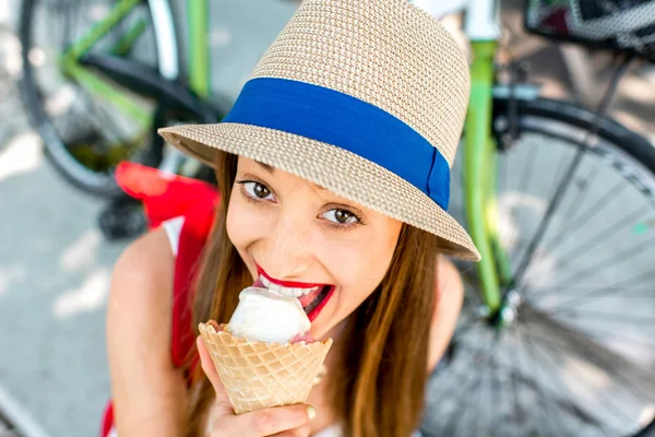 Woman enjoying ice cream outdoors — Stock fotografie