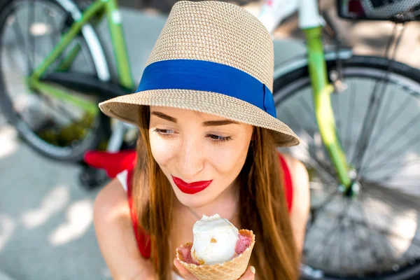 Woman enjoying ice cream outdoors — Stock Photo, Image