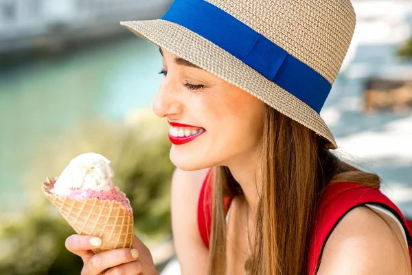 Mulher desfrutando de sorvete na cidade de Liubliana — Fotografia de Stock