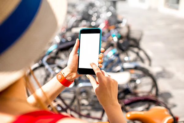 Woman renting a bicycle with smart phone — Φωτογραφία Αρχείου