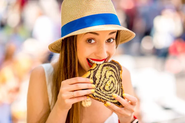 Woman eating traditional slovenian dessert — Stock fotografie