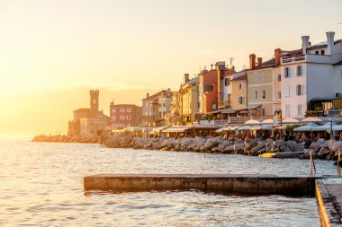 Slovenya'da gün batımında Piran kasabası