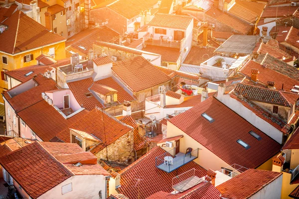 Telhados em Piran cidade na Eslovénia — Fotografia de Stock