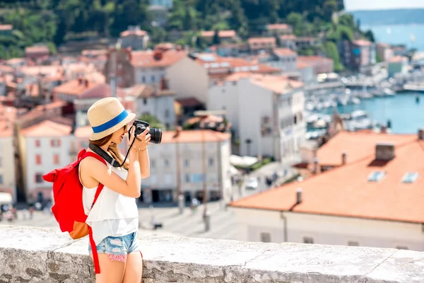 Vrouw reizen in stad Piran — Stockfoto