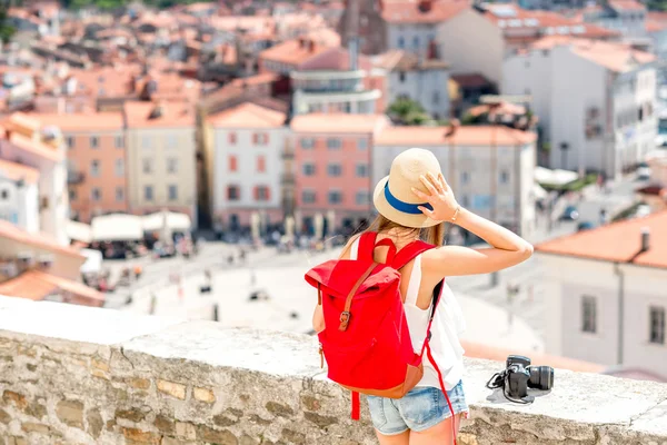 Mujer viajando en la ciudad de Piran — Foto de Stock