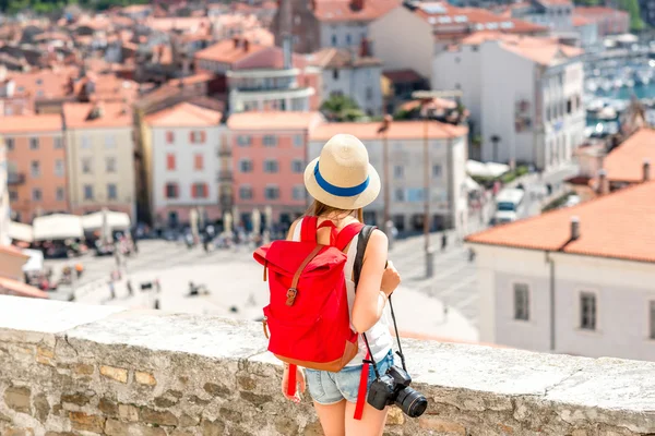 Mulher viajando na cidade de Piran — Fotografia de Stock