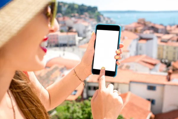 Telefoon met wit scherm op de achtergrond van de stad — Stockfoto