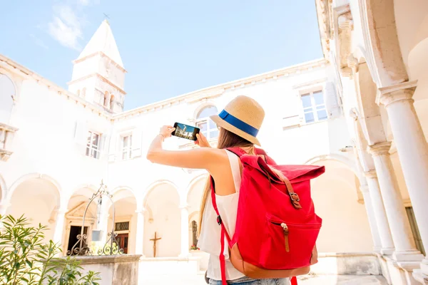 Donna in viaggio nella città di Pirano — Foto Stock