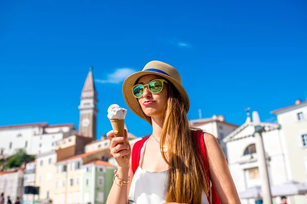 Mujer viajando en Eslovenia — Foto de Stock