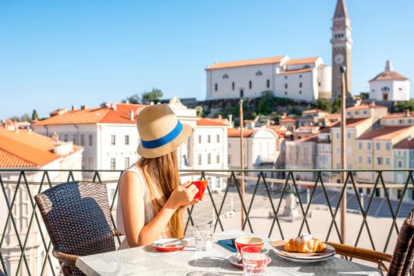 Vrouw reizen in stad Piran — Stockfoto