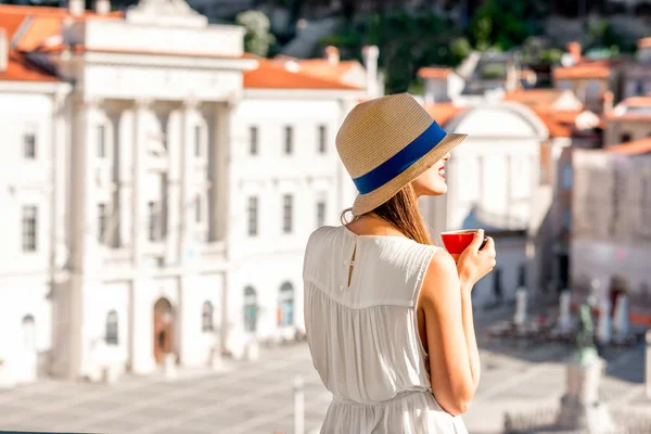 Mujer viajando en la ciudad de Piran — Foto de Stock