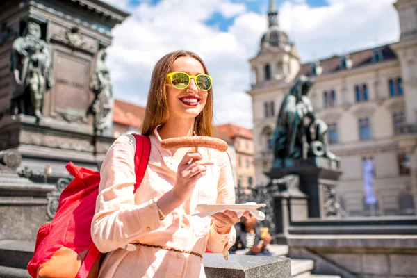 Donna che fa merenda nel centro storico di Graz — Foto Stock