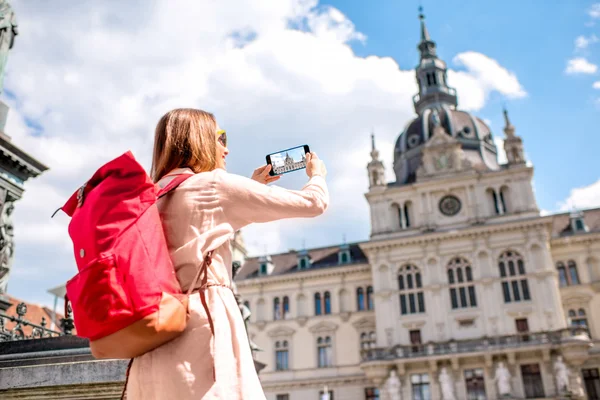 Kvinna som reser i Graz, Österrike — Stockfoto