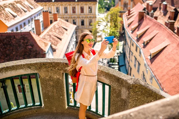 Mulher viajando em Graz, Áustria — Fotografia de Stock