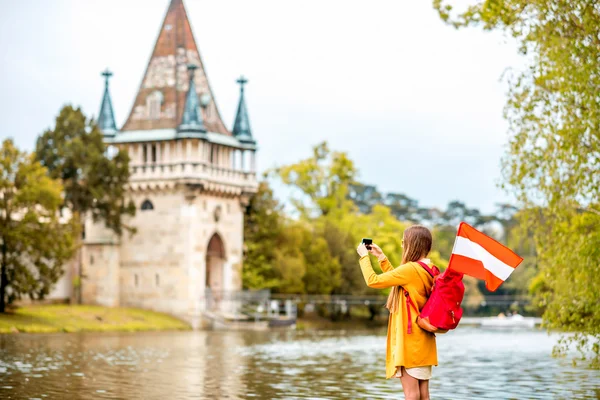 Mulher viajando perto do castelo austríaco — Fotografia de Stock