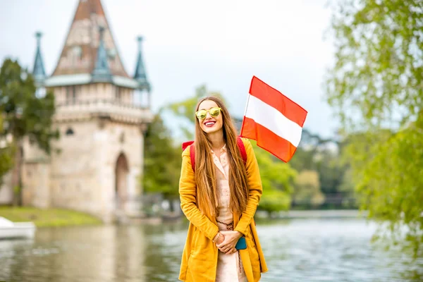 Женщина, путешествующая рядом с австрийским замком — стоковое фото