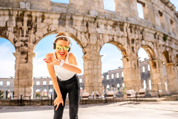 Sports woman near the coliseum — Stock Photo, Image