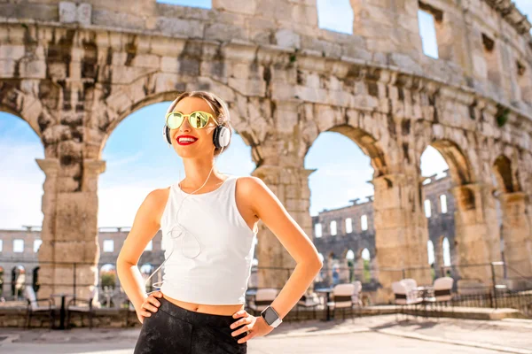 Sport kvinna nära Colosseum — Stockfoto
