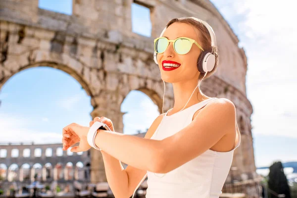 Sports woman near the amphitheatre — Stock Photo, Image