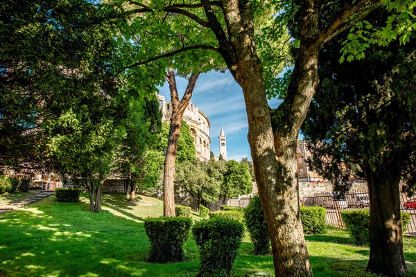 Parque perto do anfiteatro em Pula — Fotografia de Stock