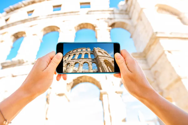 Photographing with smartphone amphotheatre in Pula — Stock Photo, Image