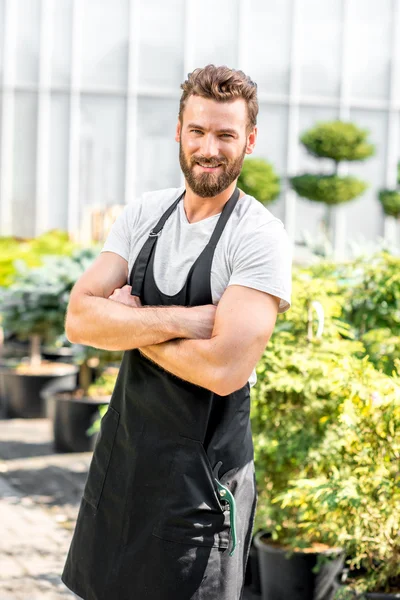 Portre yakışıklı bir bahçıvan