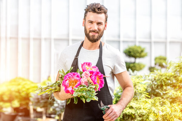 Продавец цветов в магазине
