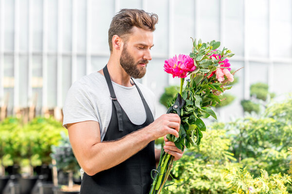 Продавец цветов в магазине
