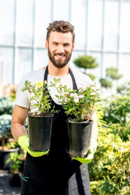 Bahçıvan bir saksı ile