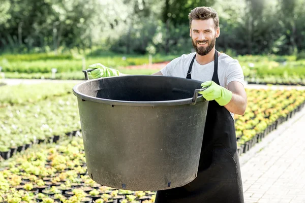 Jardineiro bonito com balde enorme — Fotografia de Stock