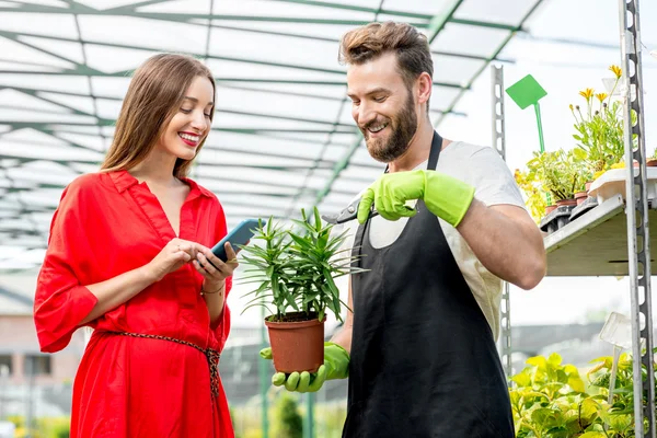 Vendedor de flores con comprador en la tienda — Foto de Stock