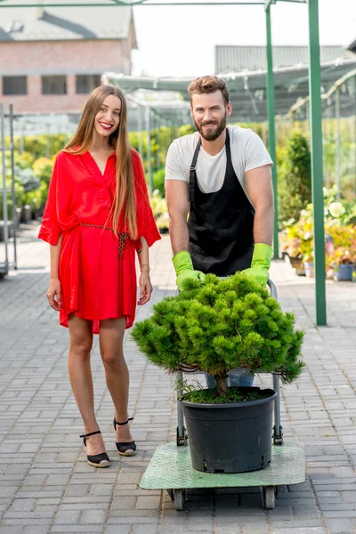 Kundenservice und Lieferung im Blumenladen — Stockfoto