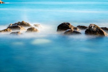 Denizi kayalık taş