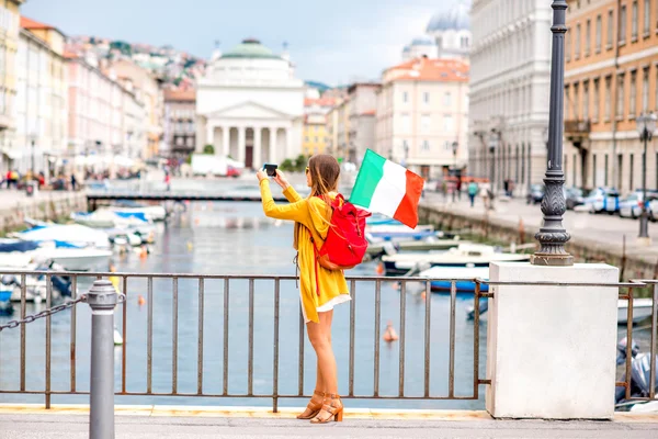 Donna che viaggia in Trieste città in Italia — Foto Stock