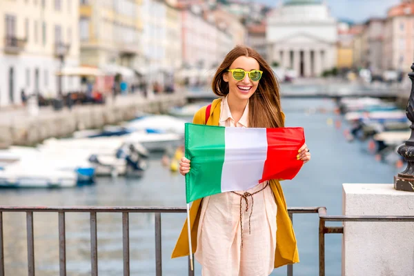 Vrouw reizen in Triëst stad in Italië — Stockfoto