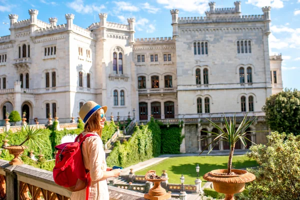 Vrouw reizen in de buurt van kasteel van Miramare — Stockfoto