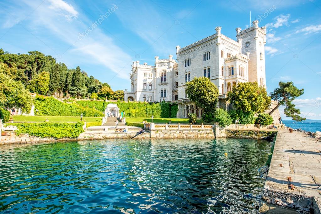 Miramare castle in italien Stockfotografie lizenzfreie Fotos