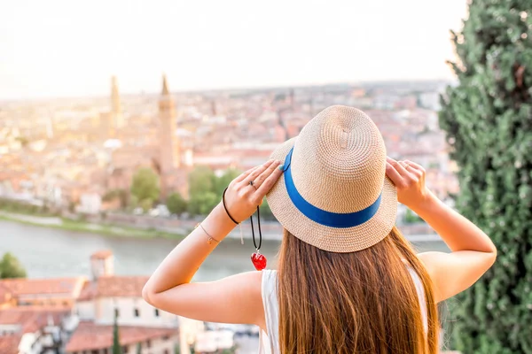 Женщина наслаждается прекрасным видом на город Верона — стоковое фото