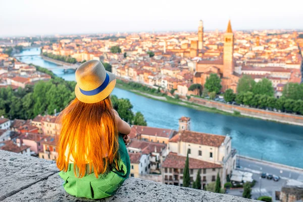 Mujer disfrutando de una hermosa vista de la ciudad de Verona — Foto de Stock