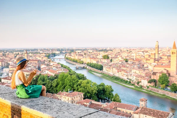 Žena se těší nádherný výhled na město Verona — Stock fotografie