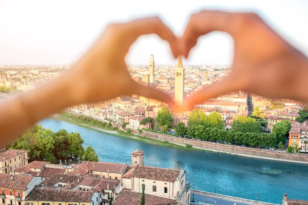 Tvar srdce v pozadí Panorama Verona — Stock fotografie